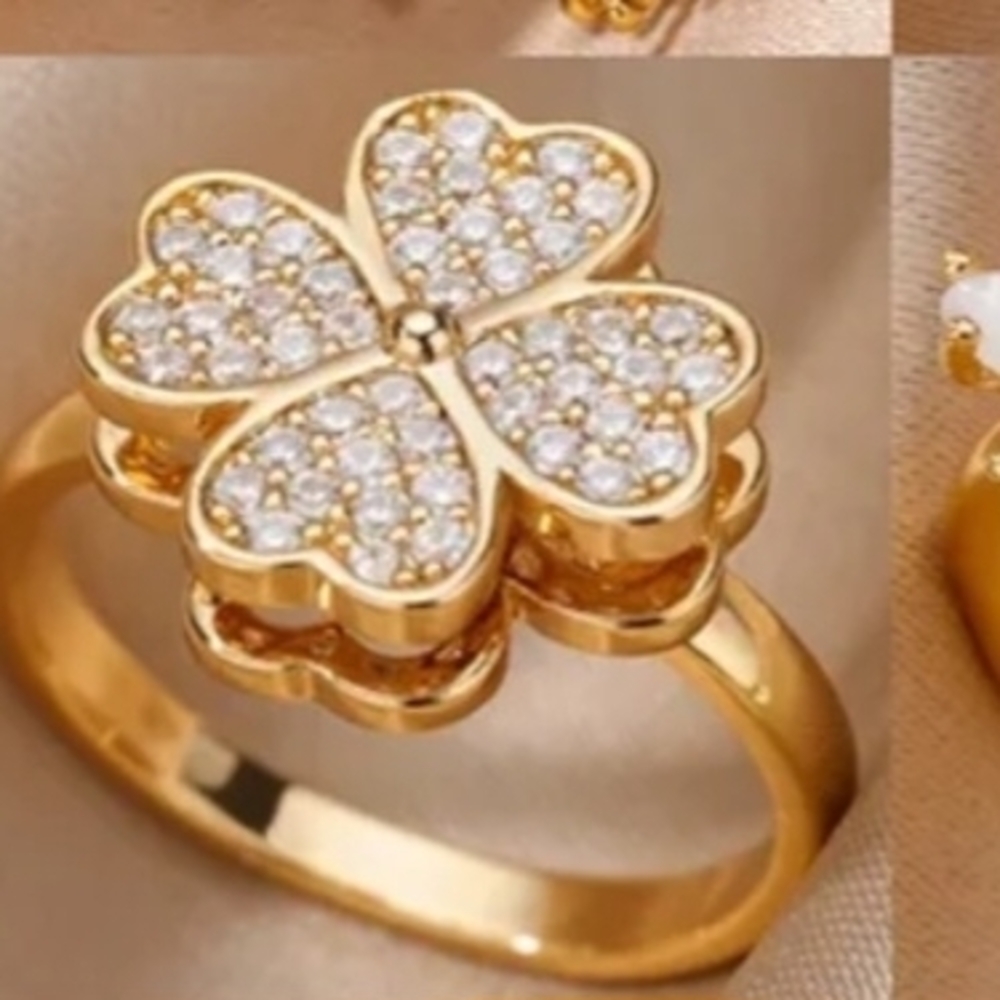 Gold Clover Ring with Rhinestones – Elegant Floral Design